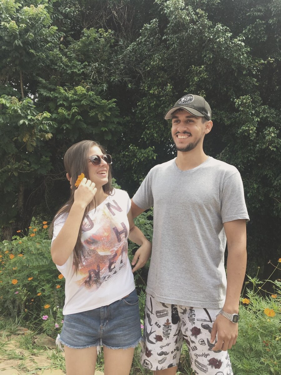 João e Mel juntos ao ar livre, num dia de sol.