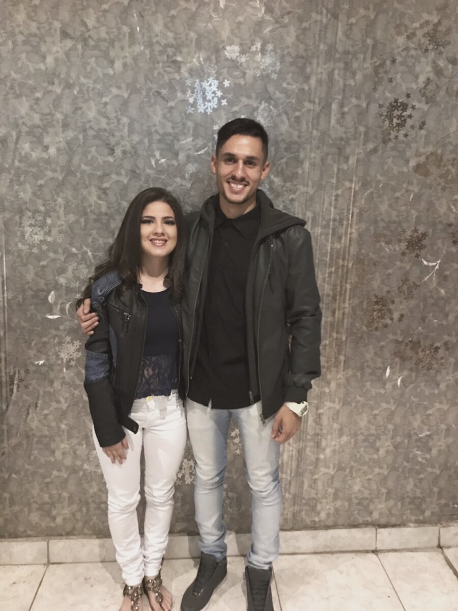 João e Mel juntos, lado a lado.