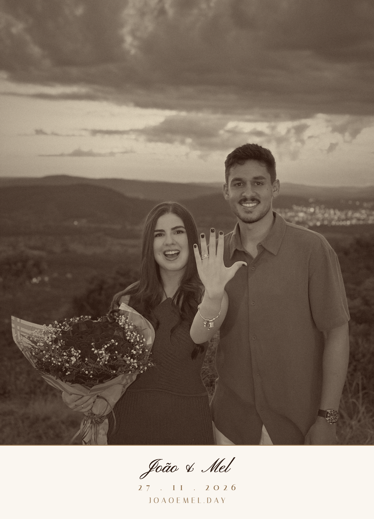 Foto de João e Mel no pôr-do-sol em Brasília. Mel mostrando o anel de noivado, segurando um buquê de rosas vermelhas. Abaixo da foto: João & Mel, 27 . 11 . 2026, joaoemel.day.